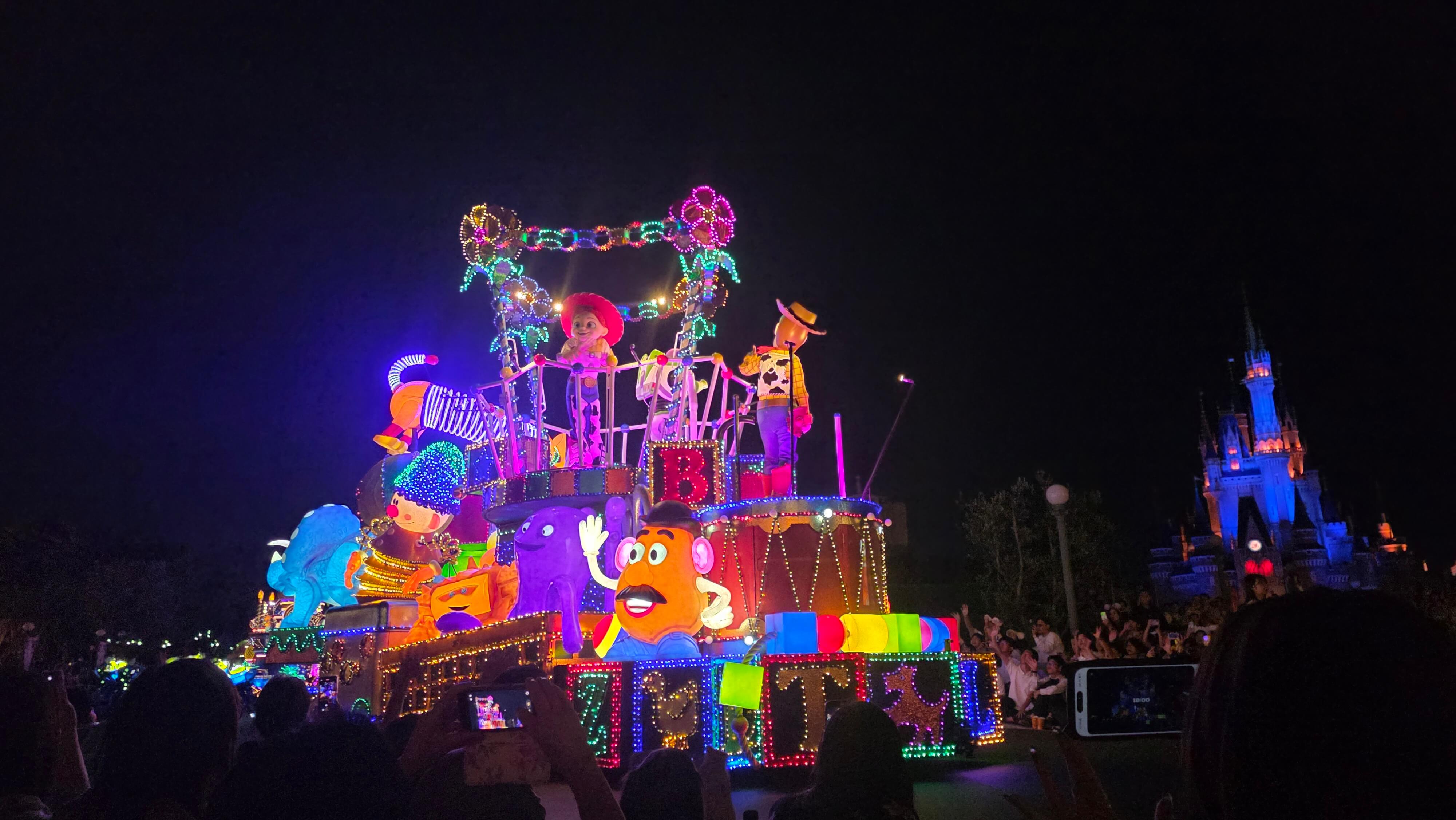 /images/Tokyo/Tokyo%20Disney%20Land/parade%20lumiere.jpg