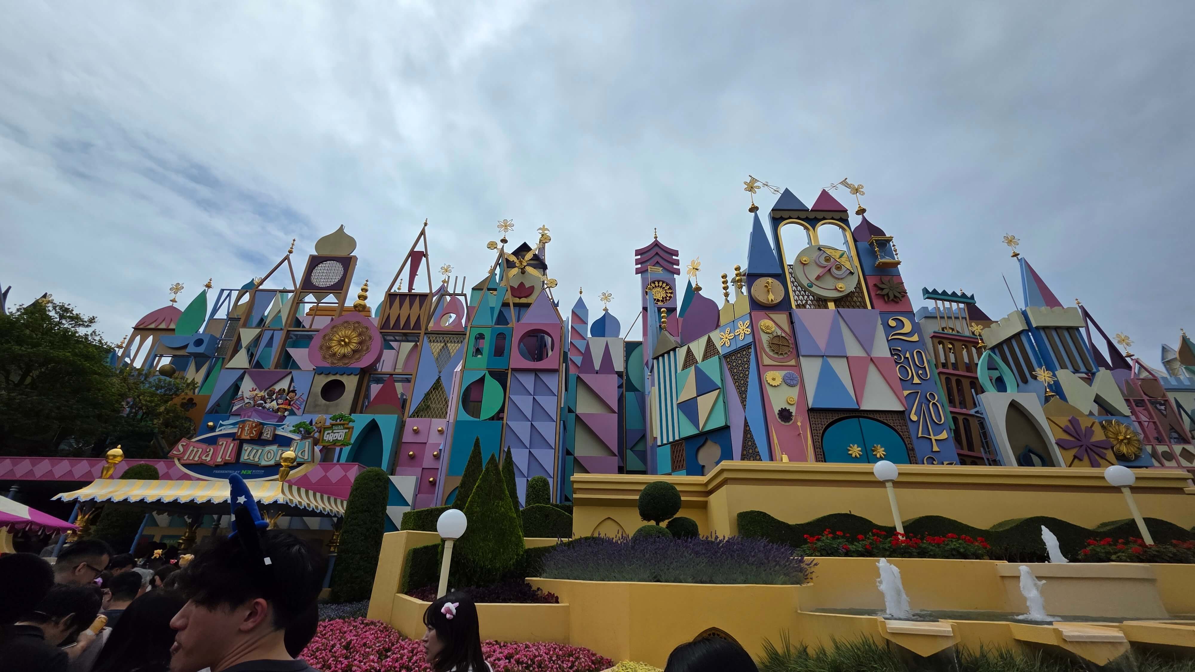 /images/Tokyo/Tokyo%20Disney%20Land/small%20world.jpg