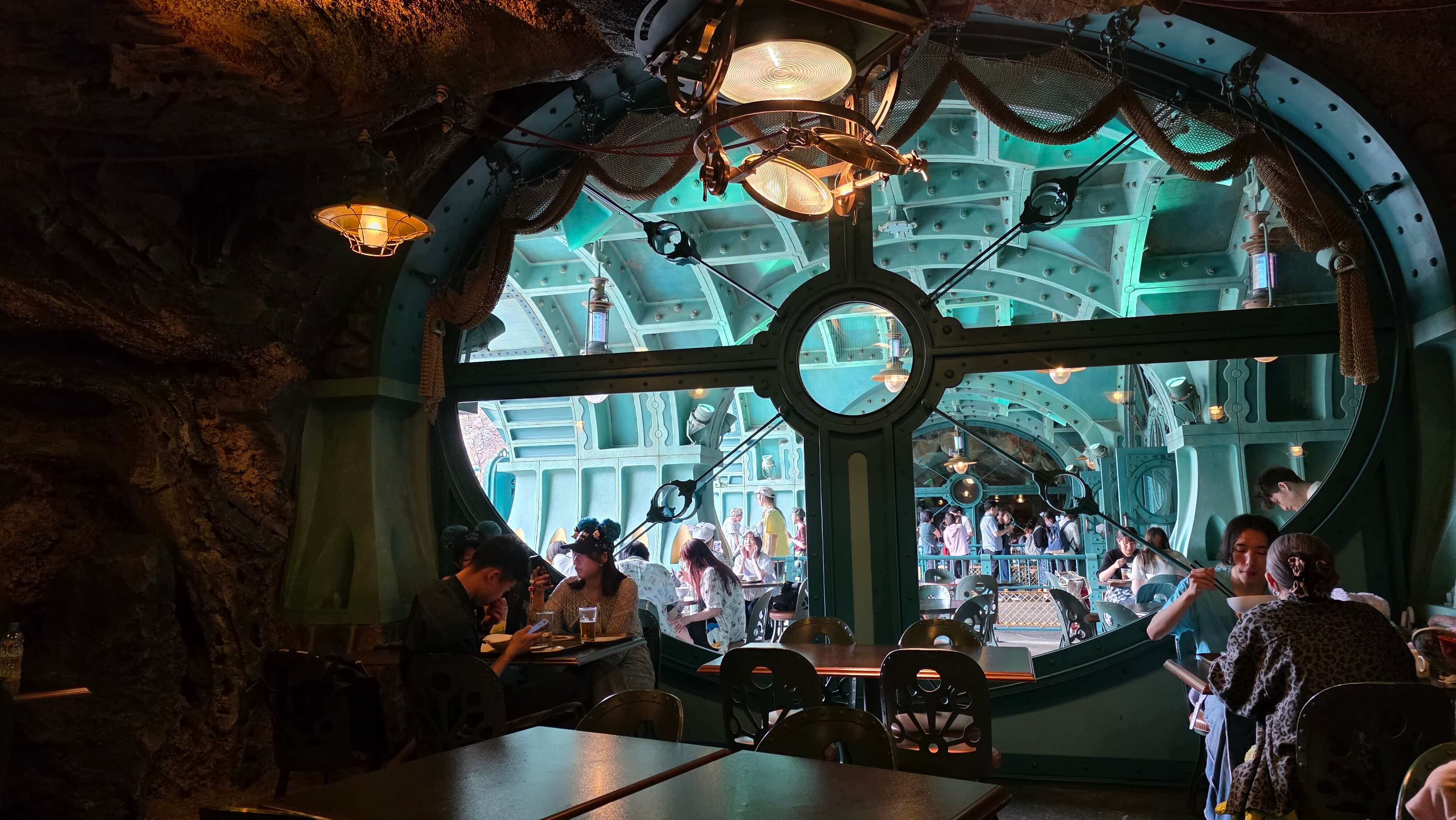 /images/Tokyo/Tokyo%20Disney%20Sea/jule%20vernes%201.jpg