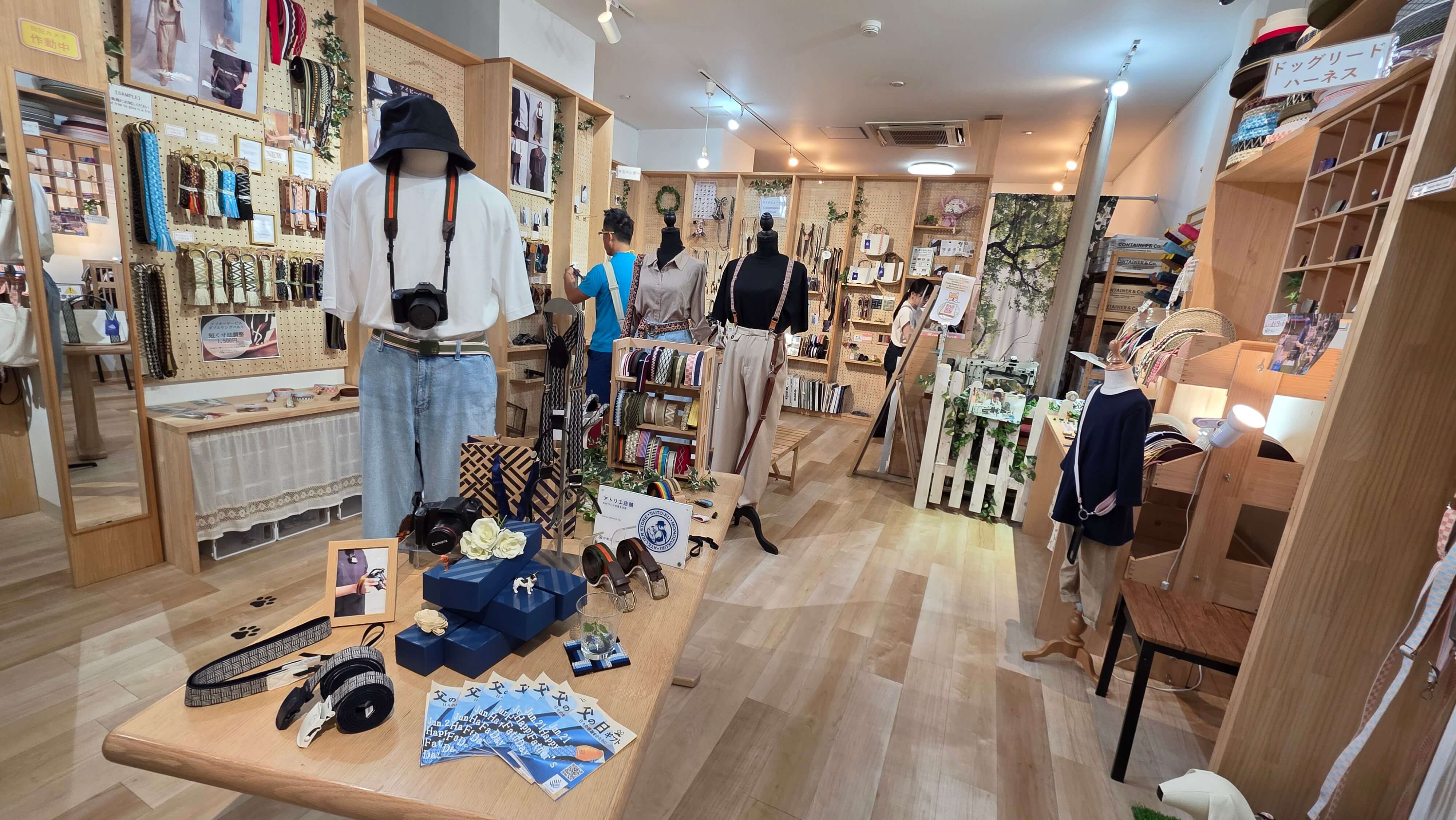 /images/Tokyo/Tokyo%20Shinjuku%206/magasin%20artisanat.jpg